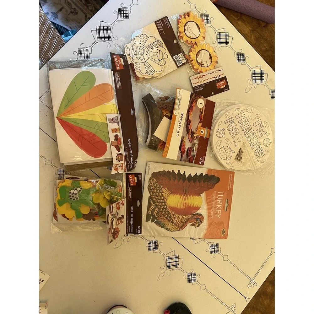 Lot Of 7 Craft Kits & Thanksgiving Decorations Turkeys Pumpkins Animals Leaves